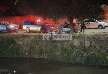 Homem é detido após fugir da polícia e bater carro em árvore