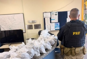 PRF intercepta carro na BR-101 e apreende grande quantidade de maconha