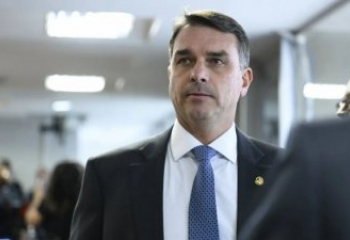 Flávio Bolsonaro pede eleição de senadores pró-impeachment de Moraes