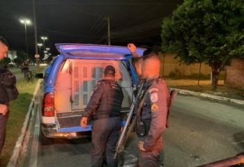 PM prende dois suspeitos e apreende armas e drogas, em Campos