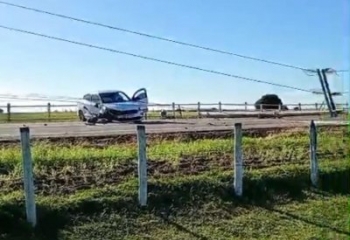 Carro colide em poste e afeta trânsito na RJ-216, na Baixada Campista