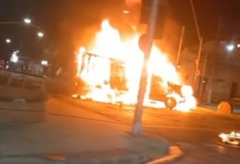 Caminhão pega fogo após colisão com carro em cruzamento de Campos