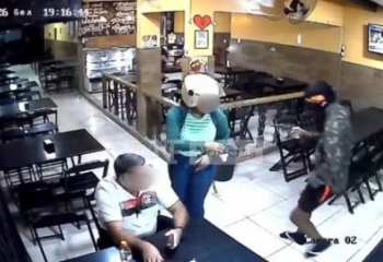 Criminosos armados assaltam clientes de pizzaria em Guarus 