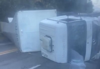 Carreta que transportava alimentos tomba e deixa trânsito lento na BR-101 em Campos 