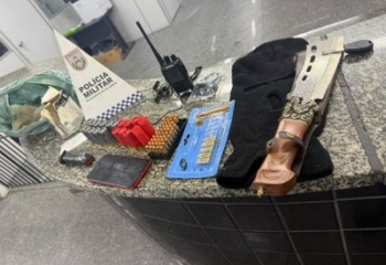 Homem é preso com carro clonado e munições em Campos 