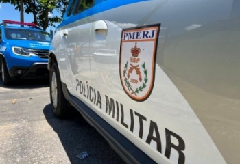 Homem é preso por tentativa de homicídio após ameaçar idosa e atacar homem em praça 