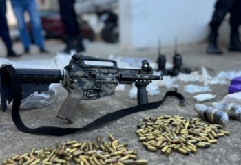 Polícia apreende fuzil, granadas e drogas durante ação conjunta