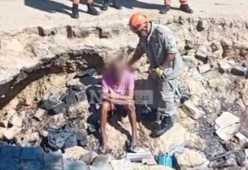 Idoso fratura a perna ao cair em cratera no meio da rua, em Campos
