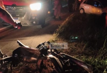 Homem fica gravemente ferido em acidente entre moto e carro na BR-356, em Campos