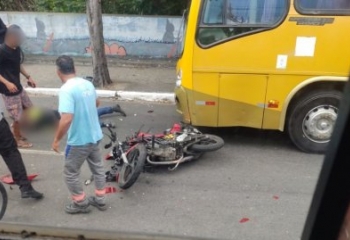 Jovem de 26 anos fica ferido após colisão entre ônibus e moto em Campos 