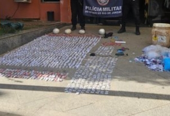 Dupla é flagrada buscando drogas escondidas, foge da PM e acaba presa após colisão de motos