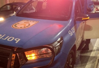 Ataque a tiros contra carro de família deixa jovem baleado