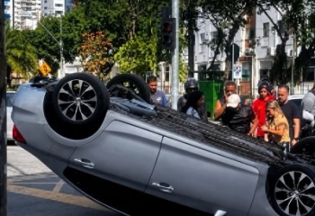 Carro capota na Pelinca e deixa três mulheres e uma criança feridas
