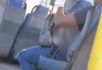 Homem é flagrado em ato obsceno dentro de ônibus no Centro de Campos
