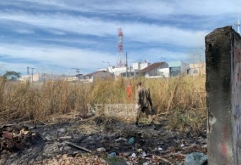 Fogo em vegetação próximo a residências mobiliza Corpo de Bombeiros em Campos