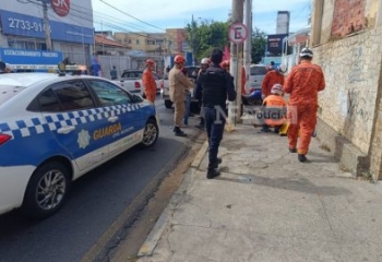 Acidente entre carro e moto deixa feridos e complica o trânsito no Centro