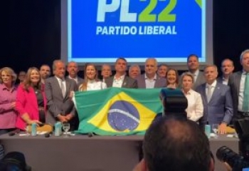 Flávio Bolsonaro anuncia Alfredo Gaspar como candidato a vice-presidente