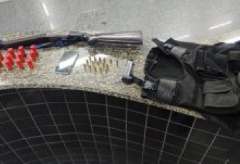 Viatura da PM é alvo de pedradas durante apreensão de arma em Guarus