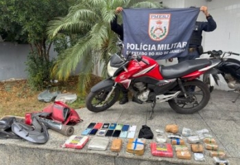 PM apreende drogas, moto roubada e celulares em Guarus 