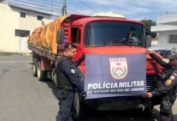Polícia recupera caminhão roubado com carga de R$ 24 mil na BR-356, em Campos