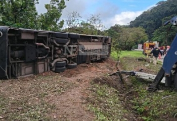 Tombamento de ônibus deixa ao menos oito mortos na BR-040