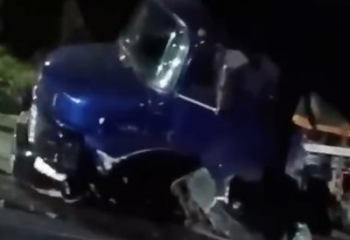 Colisão entre carros e caminhão deixa quatro pessoas feridas, em Campos
