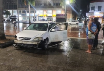 Motorista é detido pela GCM após invadir praça São Salvador e atingir bloco de concreto