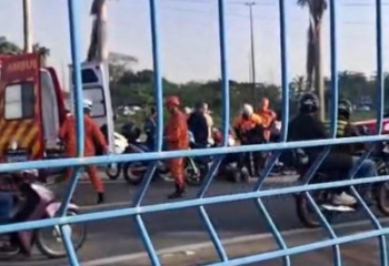 Acidente entre carro e moto causa congestionamento no Trevo do Índio 