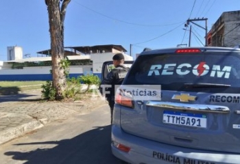 PM encontra drogas escondidas em túmulo e prende foragido por homicídio durante ação em Campos