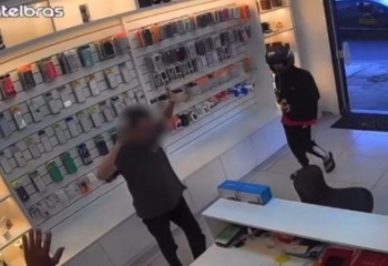 Jovem é baleado durante assalto a loja de celulares em Campos
