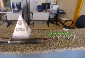 Polícia encontra espingarda, munições e drogas em residência usada por traficantes 