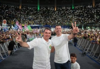 Com presença de Flávio Bolsonaro, Douglas Ruas lança candidatura ao governo do estado 