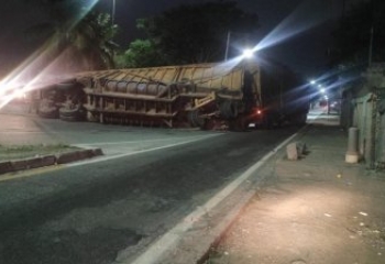 Reboque de caminhão tomba e deixa trânsito lento na BR-101 em Campos 