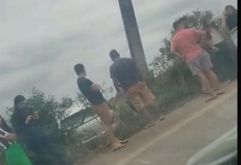 Mulher fica gravemente ferida após carro colidir com poste na Baixada Campista