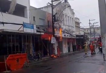  Incêndio em fiação mobiliza Bombeiros e deixa comerciantes sem luz no Centro de Campos