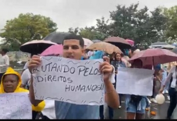 Familiares de detentos protestam em frente ao Fórum de Campos contra suposta transferência de presos