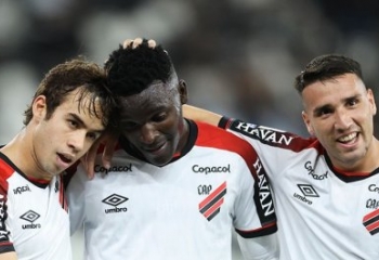 Athletico-PR abre três, segura reação do Botafogo e cola no vice-líder do Brasileirão