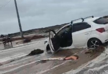 Mar avança sobre pista e compromete tráfego de veículos na praia do Farol