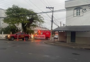 Vazamento em rede de gás provoca interdição de rua em Campos