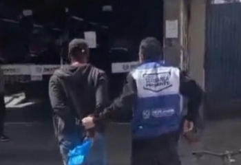 Homem com 17 anotações e tornozeleira é preso após furto perto de escola, em Campos