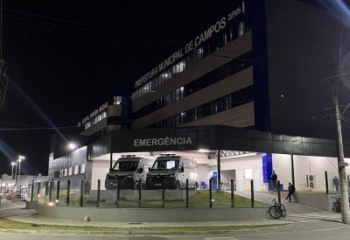 Jovem é baleado no rosto após criminosos abordarem mulher por droga