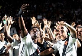 Com belos gols, Vasco triunfa sobre o Vitória e garante vaga nas semis da Copa do Brasil
