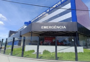 Jovem de 23 anos baleado em Guarus segue internado no HFM 