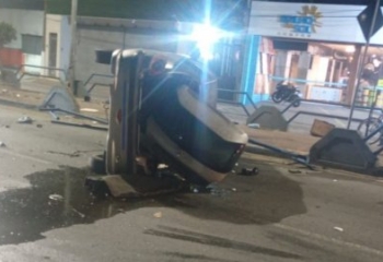 Carro capota e atinge ciclovia na Avenida 28 de Março, em Campos