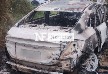 Corpo é encontrado carbonizado dentro de carro 