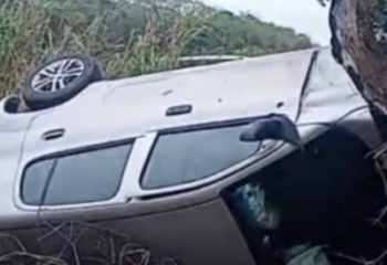 Motorista perde o controle da direção e tomba com carro na  RJ-224