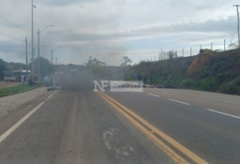Passagem de vans aumenta e moradores protestam na BR 101, em Campos