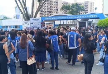Servidores fazem protesto em frente à prefeitura e cobram cumprimento de acordos