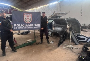 Veículos furtados são encontrados em possível desmanche, em Campos