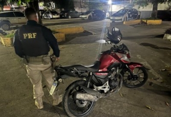 Com ajuda de rastreador, PRF localiza moto roubada e prende suspeito, em Campos
